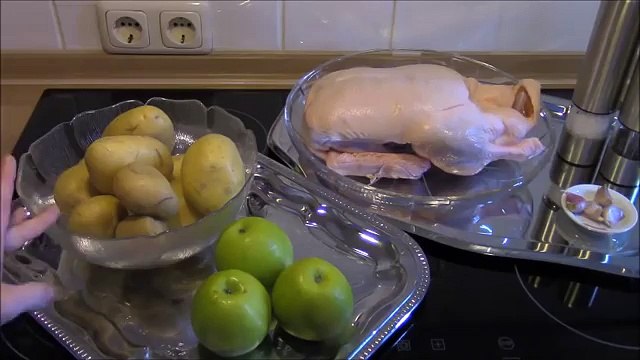 утка запечённая в духовке с картофелем и яблоками