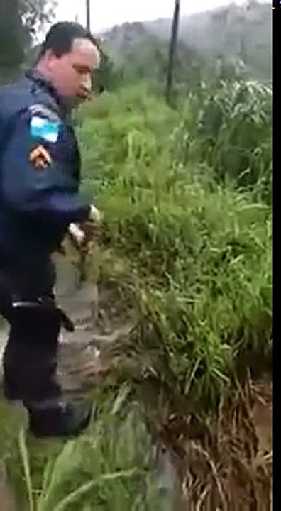 Jogou lama nos policiai e levou multa