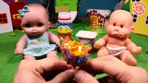 Куклы пупсики играем в дочки матери. Пупс ест сладости. Видео для детей как мама Новые Мультики СПТВ