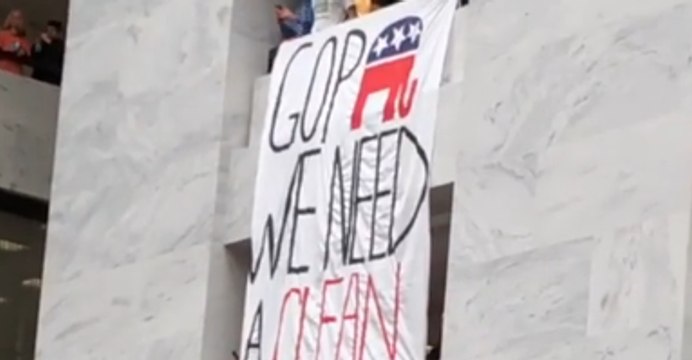 Hundreds of Students Rally for Congress to Pass Immigration Law