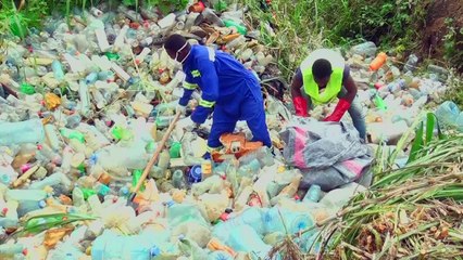 Cameroonian fashions canoes from recycled plastic bottles