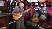 81 летний дедушка проверяет гитару перед покупкой