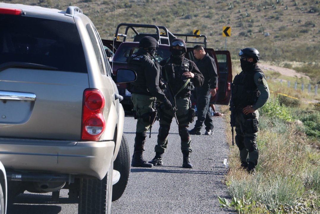 DESPUÉS DE VARIOS DÍAS, FAMILIARES DE ABATIDOS POR GROMS EN COAHUILA RECLAMAN LOS CUERPOS