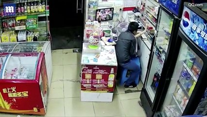 Gã đàn ông bất chấp camera, bắt cóc bé gái 7 tuổi đang trông hàng một mình