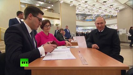 PARTIA E PUTIN FITON SHUMICEN NE ZGJEDHJET PARLAMENTARE NE VEND SIPAS PARASHIKIMEVE LAJM