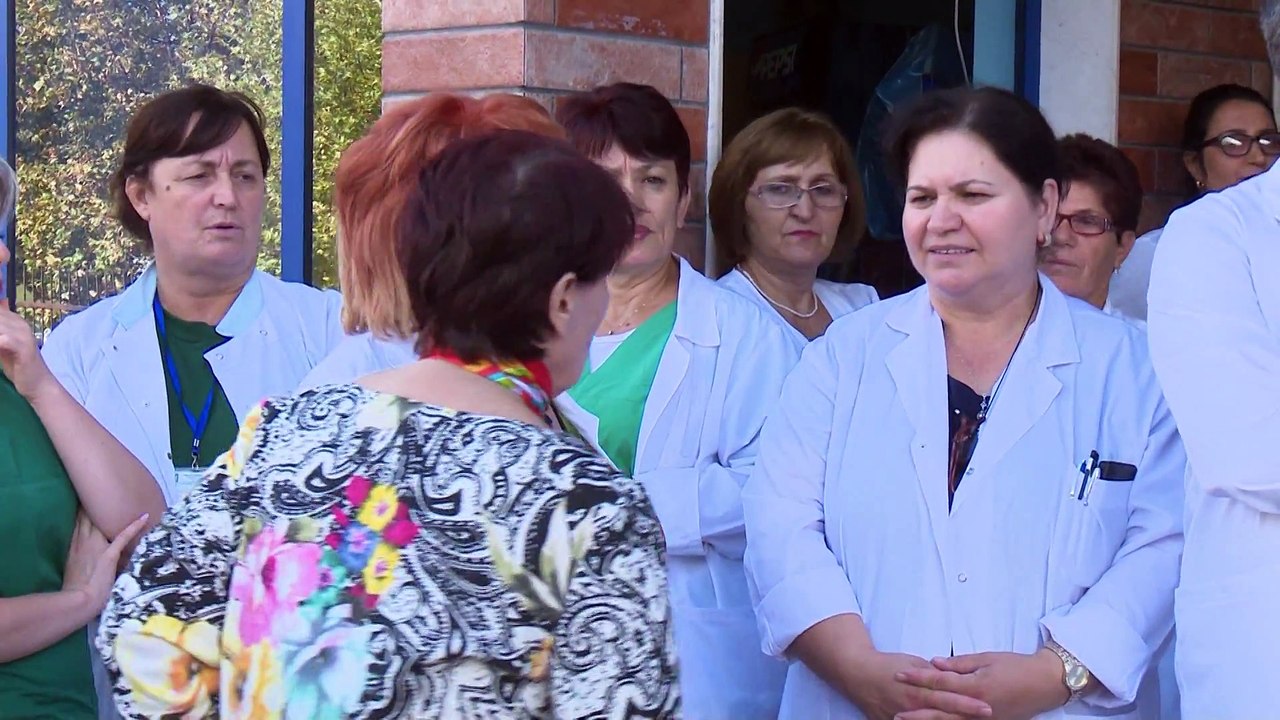 PROTESTOJNE MJEKET E MATERNITETIT, KERKOJNE LIRIMIN E DY KOLEGEVE TE TYRE DHE FAJESOJNE “QSUT” LAJM