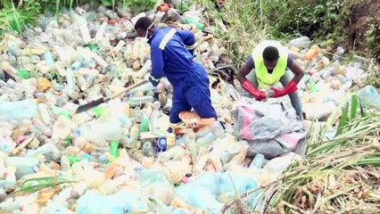 Au cameroun, des pirogues en plastique recyclées pour la pêche