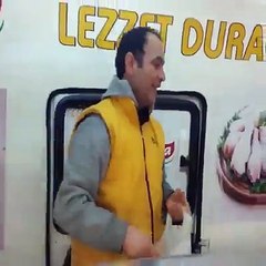 Anne Köpeğin Yavrularına Pakette Tavuk Götürmesi