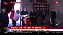 Cumhurbaşkanı Erdoğan Anıtkabir özel defterini imzalıyor
