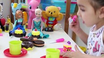 Merienda de pasteles y galletas. Dulces de juguete - Toy cupcakes and cookies