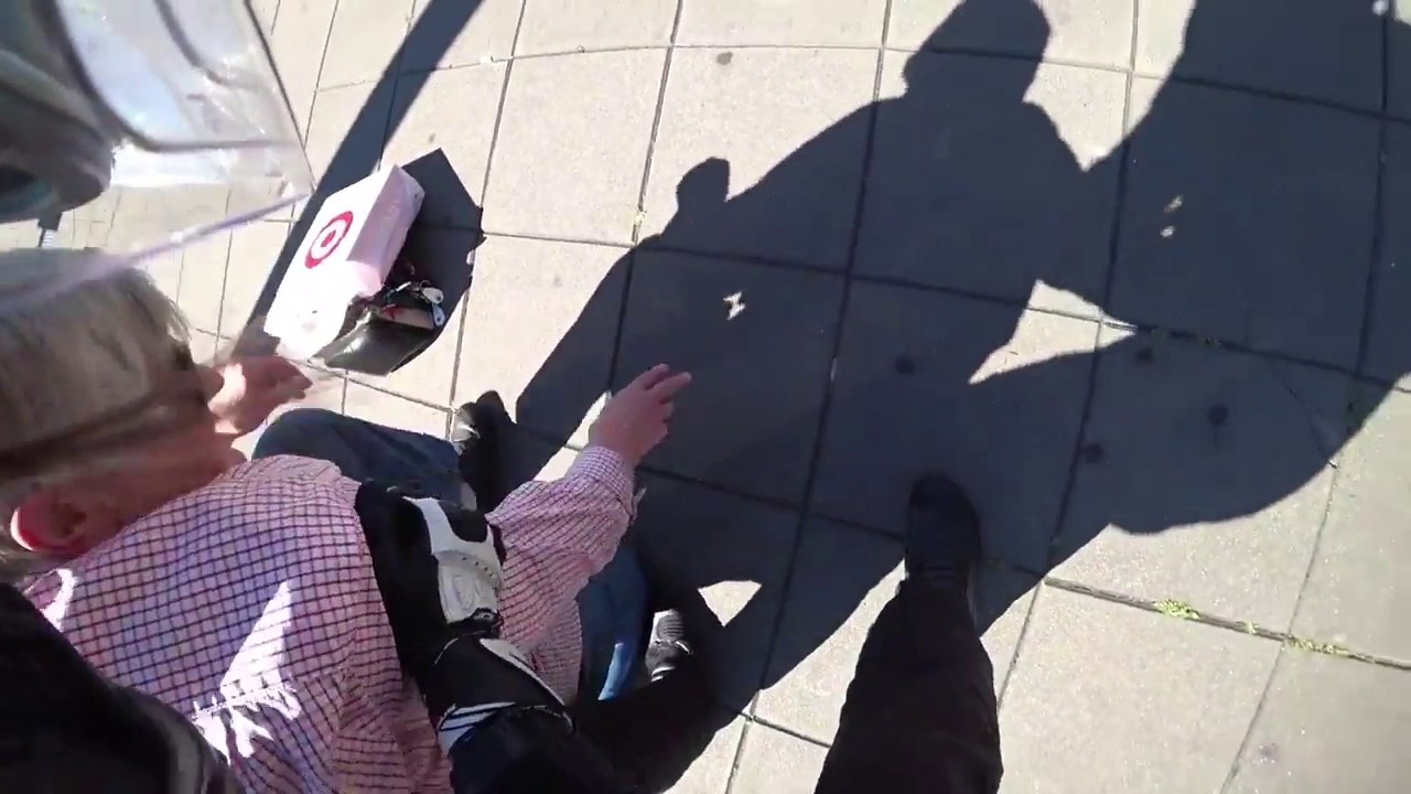 Ce motard s'arrête pour aider une vielle dame tombée au sol après avoir trébuché !