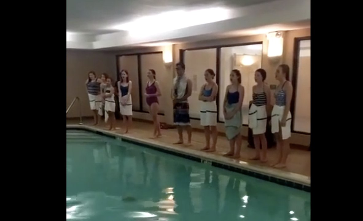Divin : les chants d'une chorale au bord d'une piscine de leur hôtel !