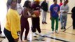 Panier de basket du milieu de terrain elle gagne 150$ donnés par le directeur du lycée à l'entraînement !