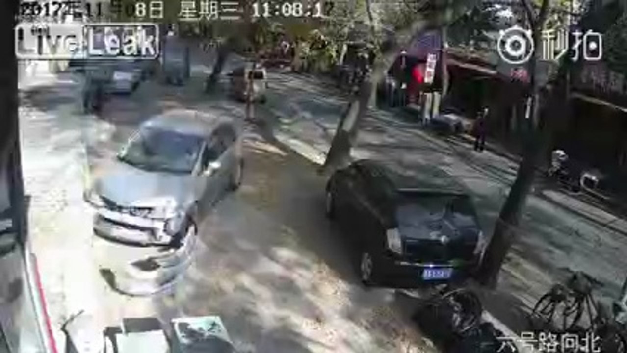 Conducteur de l'année : marche arrière ratée sur un parking il arrache l'avant de sa voiture !