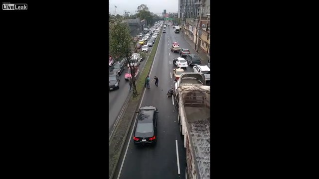 Embrouille entre chauffeurs de taxis et camion : ça rigole pas en Russie !