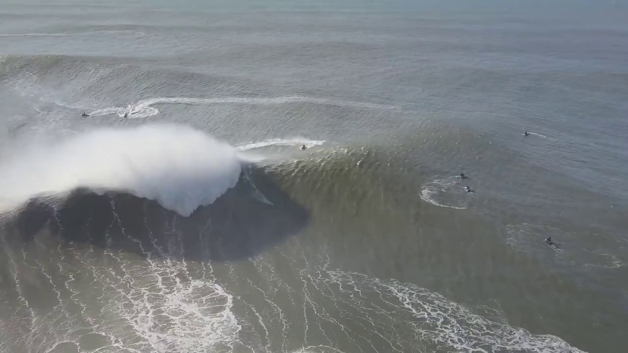 Les plus grandes vagues du monde filmées par un Drone à Nazaré au ...