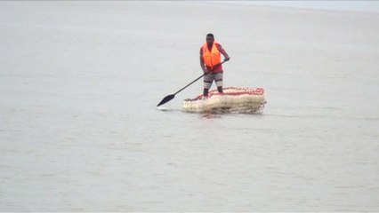 Au cameroun, des pirogues en plastique recyclées pour la pêche