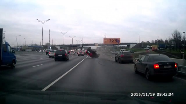 Un chauffard fonce dans une voiture à l'arret sans aucune raison... Incompréhensible