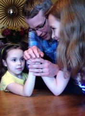 Cette fillette donne tout pendant un bras de fer endiablé... Adorable