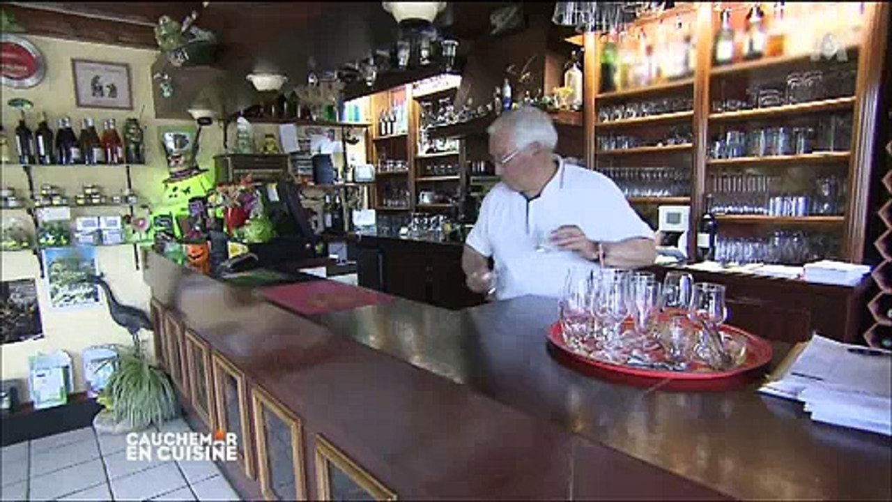 Dans "Cauchemar en cuisine", la patron d'un restaurant donne des mauvaises cartes à tous les clients ! Regardez