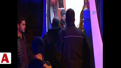 Yangını fark eden gençler, yaşlı kadını kurtardı