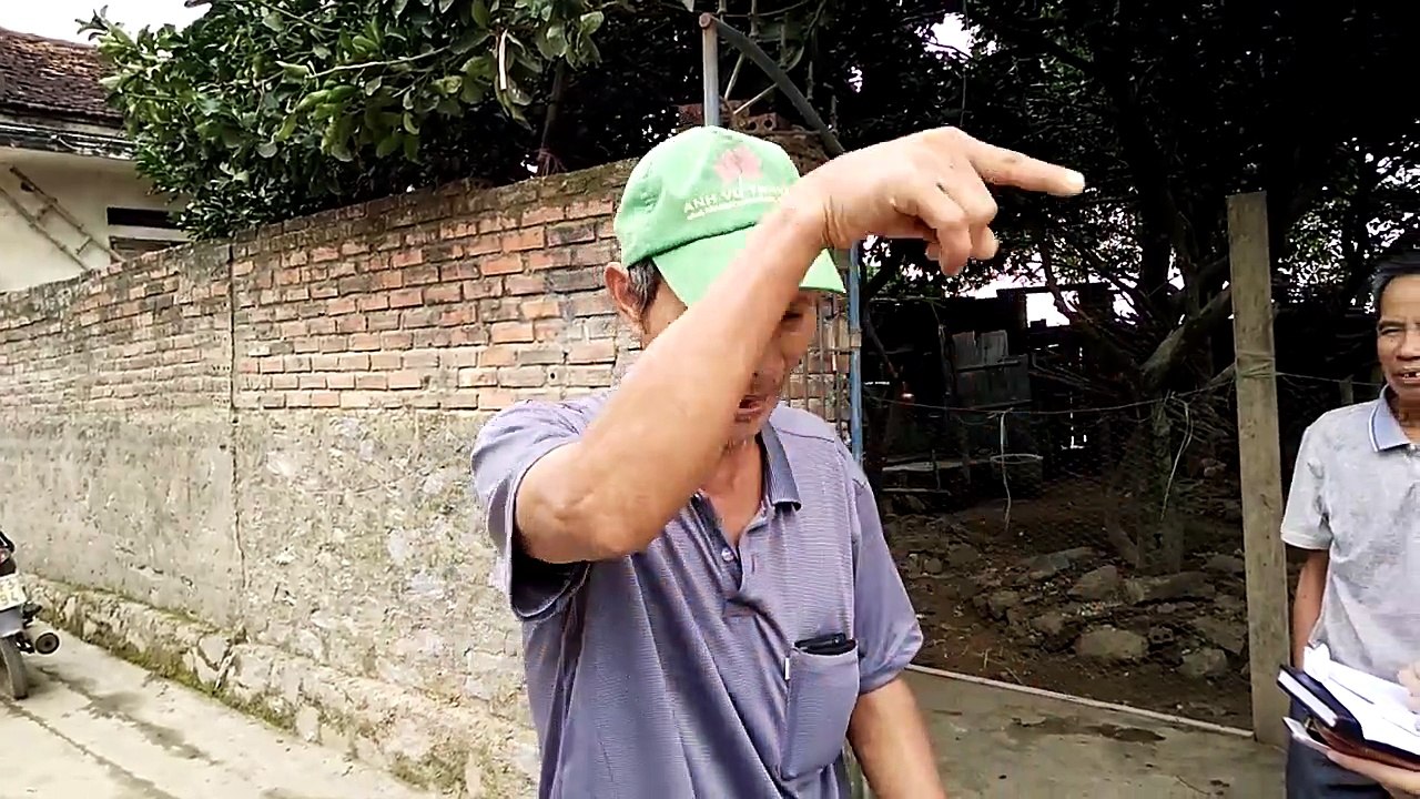 Bức xúc vì bí thư, trưởng thôn trao quà hỗ trợ lũ lụt cho vợ-1
