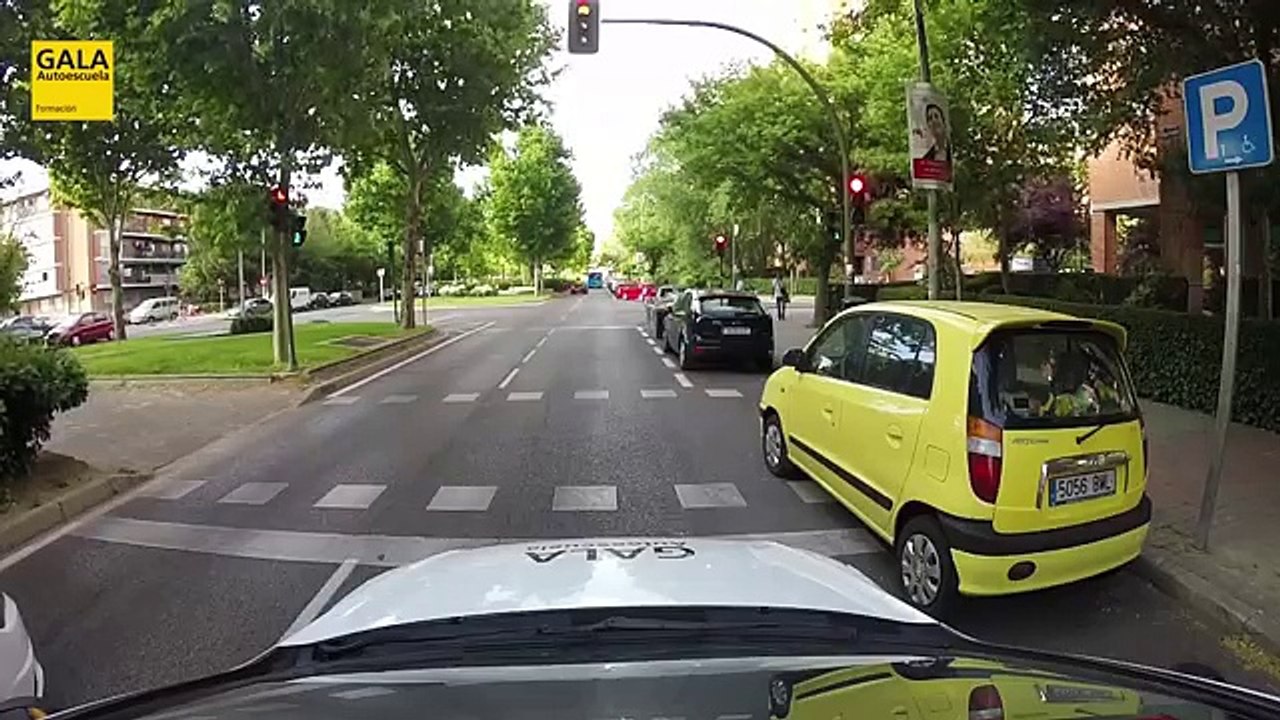 Autoescuela Gala: Clase práctica de coche a tiempo real con momento PELIGROSO. Clase manejo carro