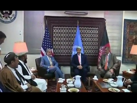 JOHN KERRY NE AFGANISTAN KANDIDATET PER PRESIDENT MARREVESHJE PER NJE QEVERI UNITETI LAJM