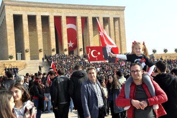 Anıtkabir'de İnsan Seli! Vatandaşlar Bayraklarını Alıp Ata'nın Huzuruna Geldi