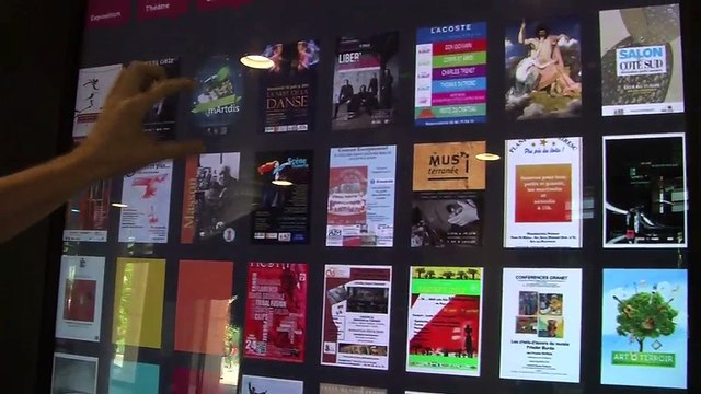 Démonstration sur les écrans totems avec Jérôme Chevalier