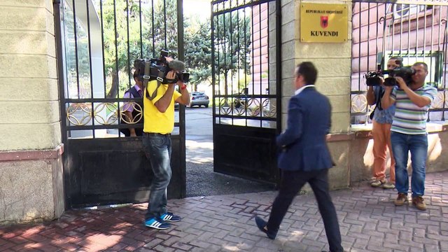 AMBASADORI I SHBA DONALD LU NE ZYREN E BASHES, TAKOHET EDHE ME METEN, KERKON KONSENSUS PER VETINGUN