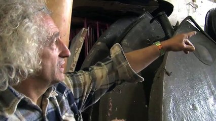 Bruno Schnebelin présente une des embarcations du spectacle