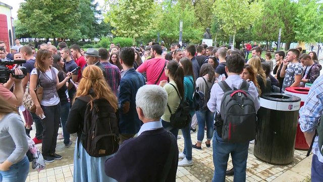 MATURANTET VIJOJNE PROTESTAT POR DREJTUESIT E UNIVERSITETEVE BEJNE APEL QE TE PRITET RAUNDI I DYTE L