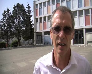 Le principal de Wallon et des élèves après le Brevet des collèges.