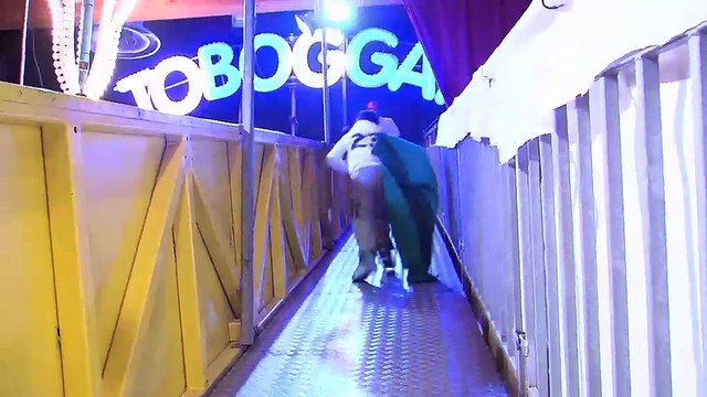 Allez, encore un tour de toboggan géant!