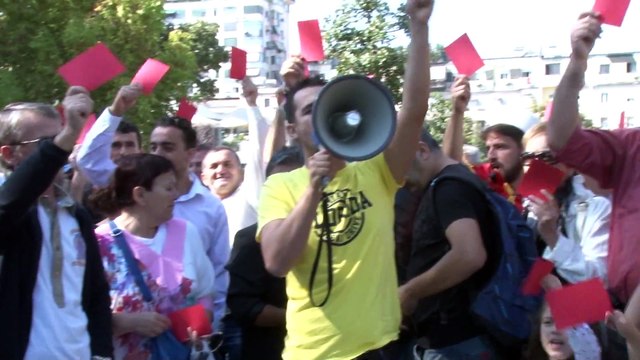 AKTIVISTET DHE QYTETARET DALIN NE BULEVARD KUNDER IMPORTIT TE MBETJEVE NE SHQIPERI LAJM