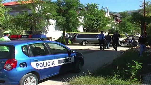 AKSIDENTOHET 16 VJECARI NE KORCE,ADOLESHNTI U PERPLAS PER VDEKJE NE TROTUAR NGA NJE MAKINE LAJM