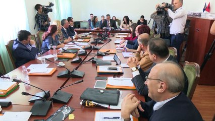 NXITJE ARSIMIT PROFESIONAL, DEPUTETET E PD KUNDER VENDOSJES SE MESATARET, MINISTRI KLOSI REPLIKON LA