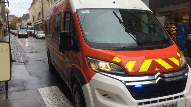 Une voiture accidentée bloque la circulation rue Charles de Gaulle