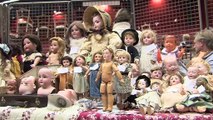 Visiteurs et exposants racontent leur passion des poupées