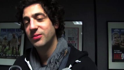 Max Boublil, coauteur du film, plaisante au sujet de l'âge d'Alain Chabat