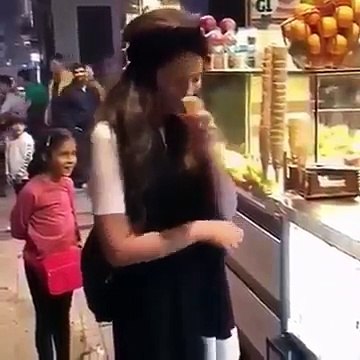 Mahira khan ice cream shop guy in turkey ما ہرا خا ن سے ترکی کے آئس کریم وا لے کی تفریح