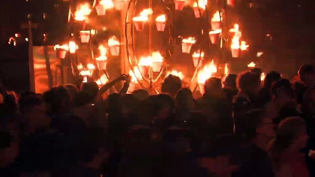 Flammes et Flots sur le vieux port de Marseille, comme si vous y étiez...