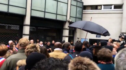 Des élus chantent la marseillaise pour interrompre les prières de rue