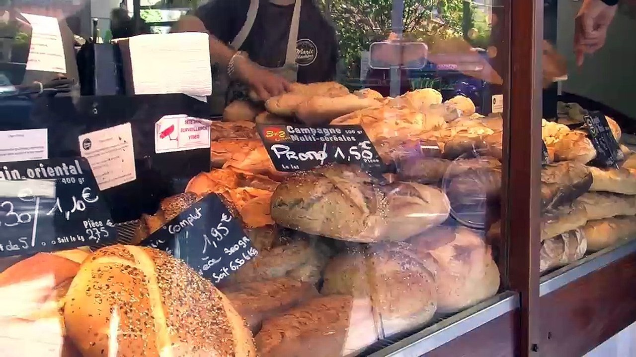 Une commerçante et deux senoirs qui font partie des 17 visages exposés dans la ville