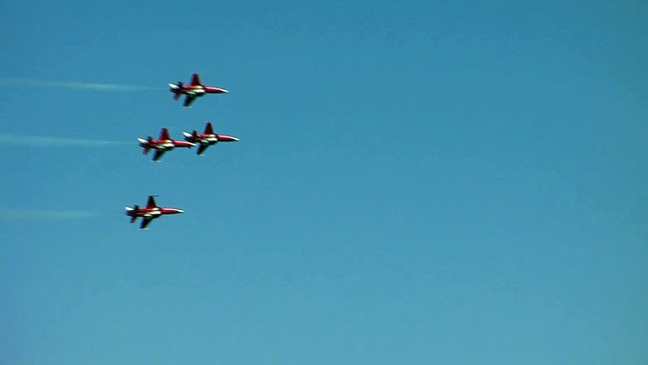 Revivez la prestation de la Patrouille Suisse.