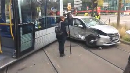Un tramway déraille après avoir percuté une voiture.