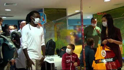 Galatasaraylı Gomis, kanser hastası çocukları ziyaret etti