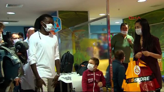 Galatasaraylı Gomis, kanser hastası çocukları ziyaret etti