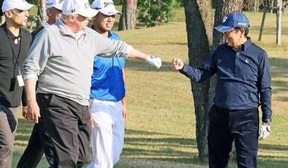 Japonya Başbakanı Abe, Trump'la golf oynarken tepetaklak yuvarlandı